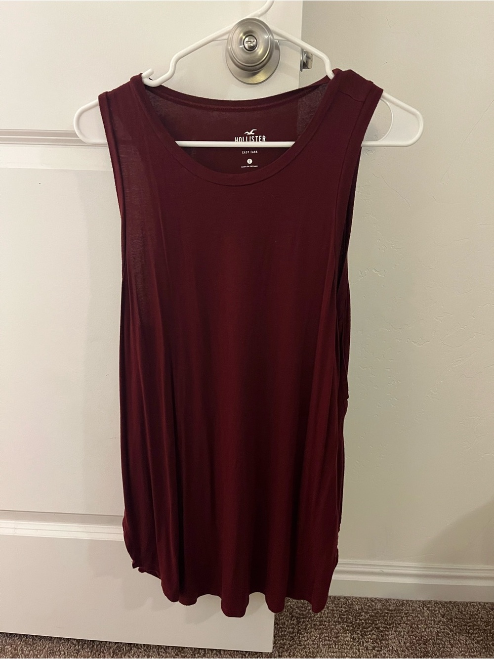 Hollister Women's Sleeveless Scoop Neck Tank in Deep Wine